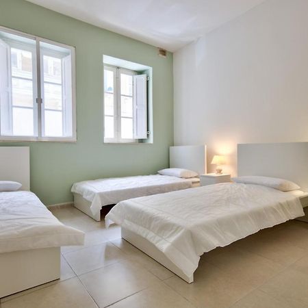 Azure Haven - Gzira Apartments And Penthouse By Shortletsmalta Exteriör bild