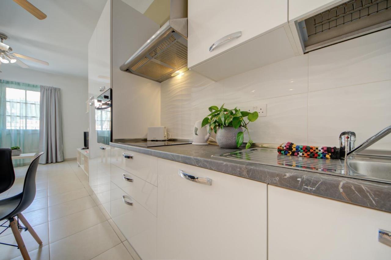 Azure Haven - Gzira Apartments And Penthouse By Shortletsmalta Exteriör bild