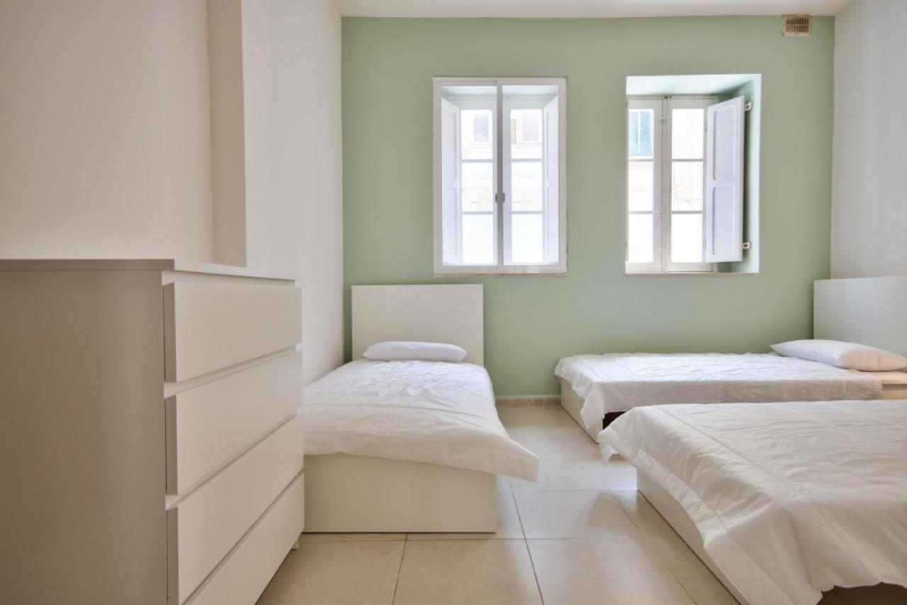 Azure Haven - Gzira Apartments And Penthouse By Shortletsmalta Exteriör bild