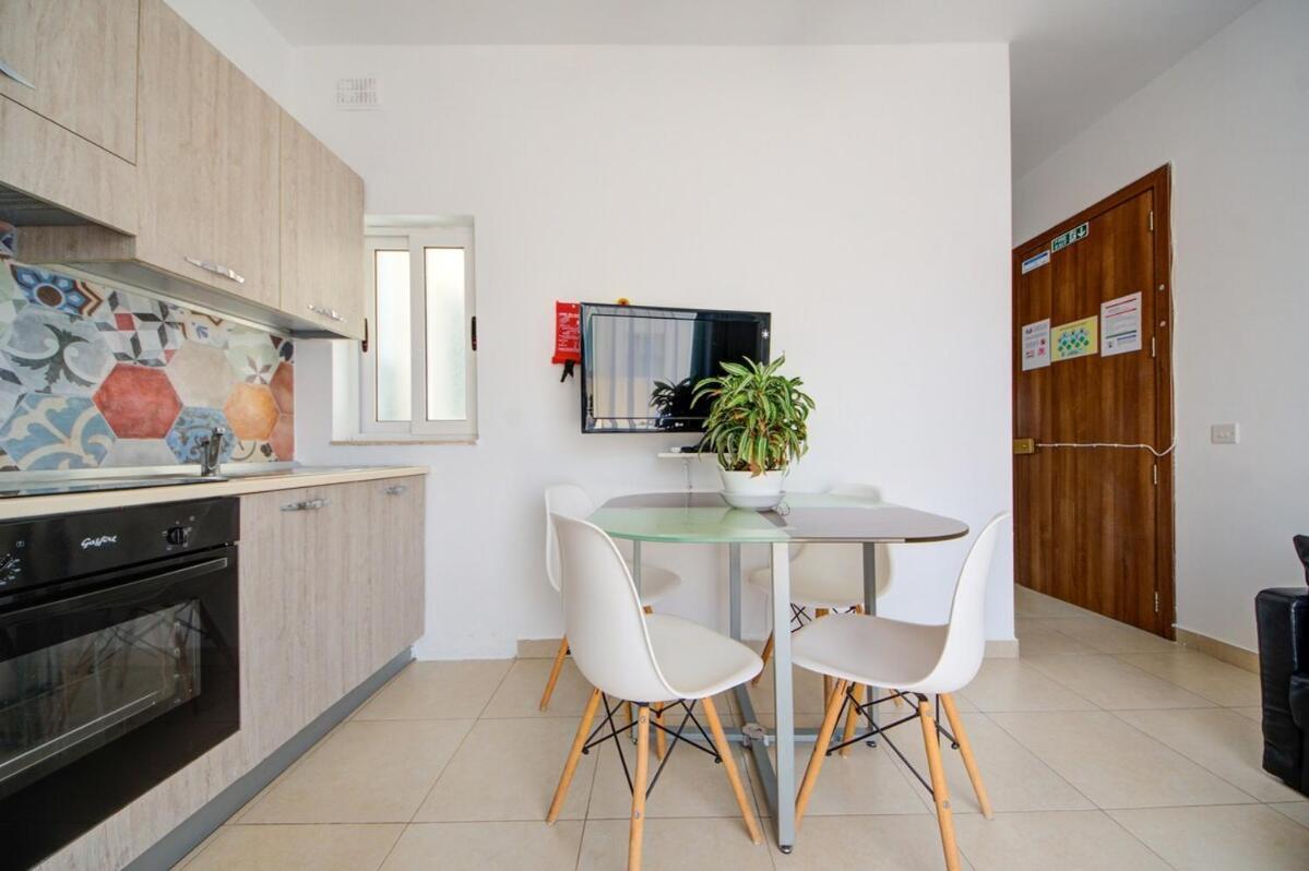 Azure Haven - Gzira Apartments And Penthouse By Shortletsmalta Rum bild