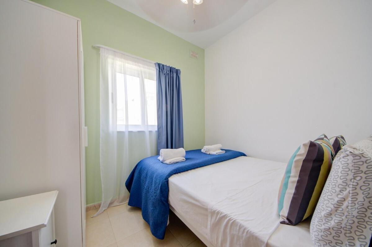 Azure Haven - Gzira Apartments And Penthouse By Shortletsmalta Rum bild