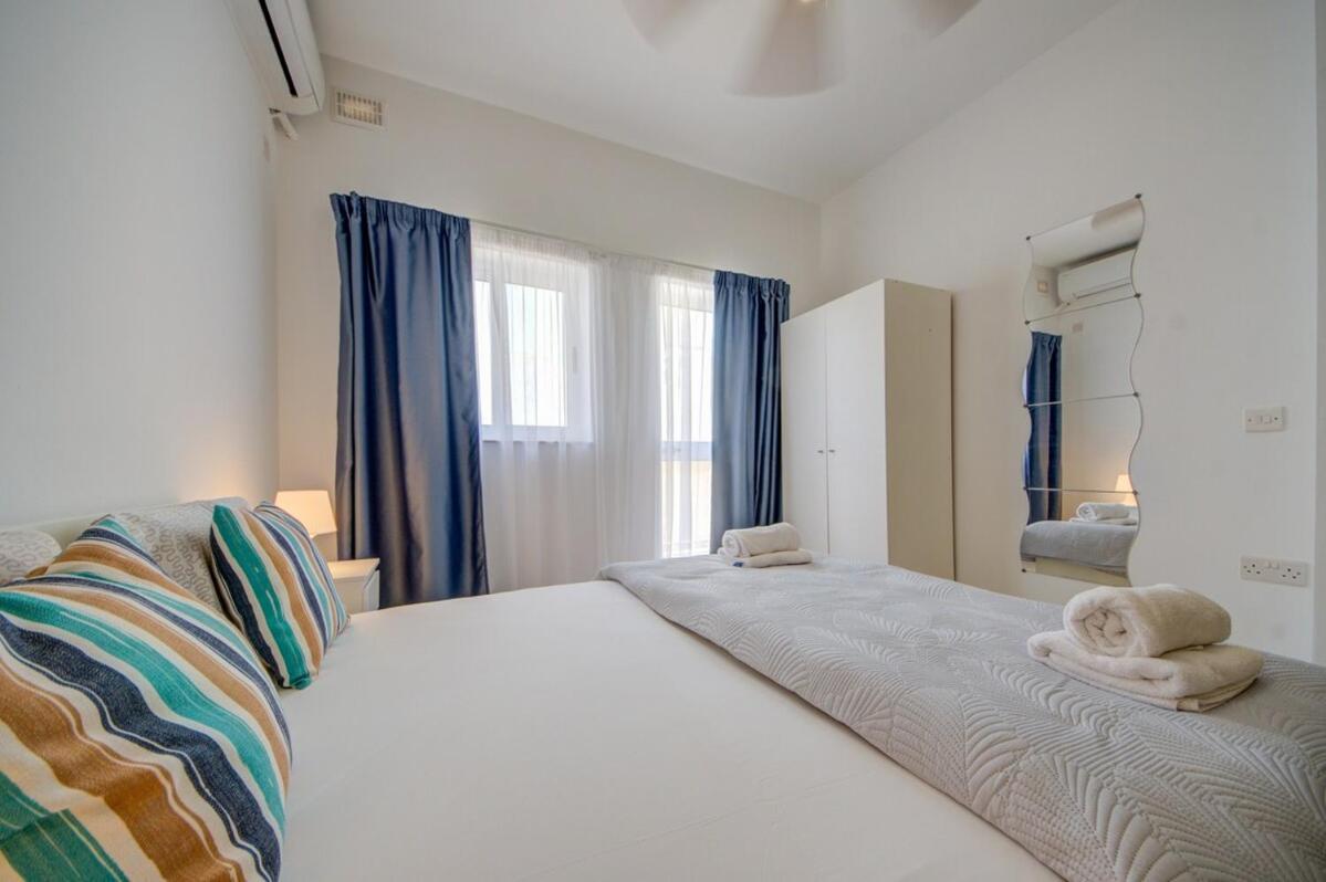 Azure Haven - Gzira Apartments And Penthouse By Shortletsmalta Rum bild