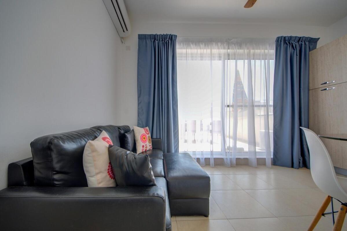 Azure Haven - Gzira Apartments And Penthouse By Shortletsmalta Rum bild