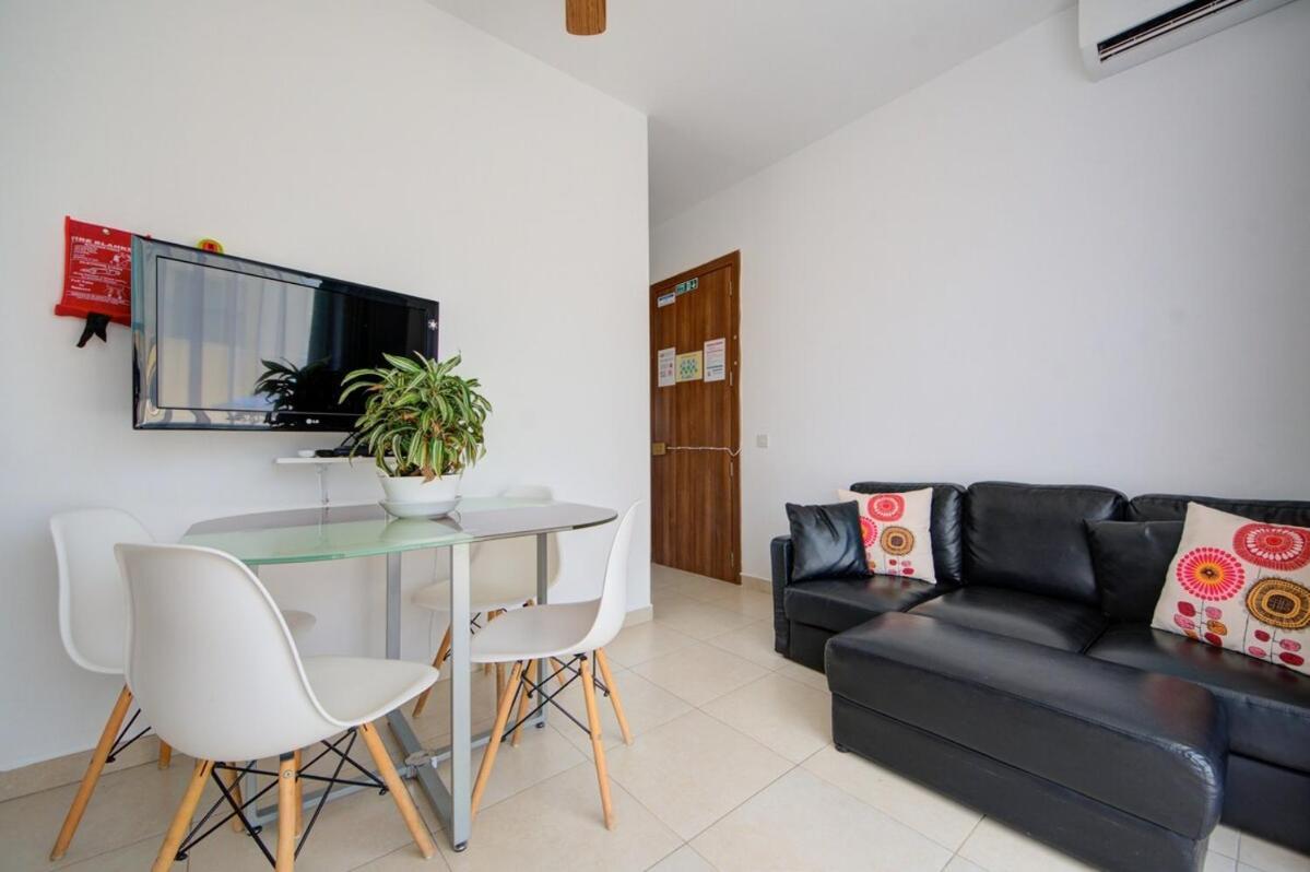 Azure Haven - Gzira Apartments And Penthouse By Shortletsmalta Rum bild